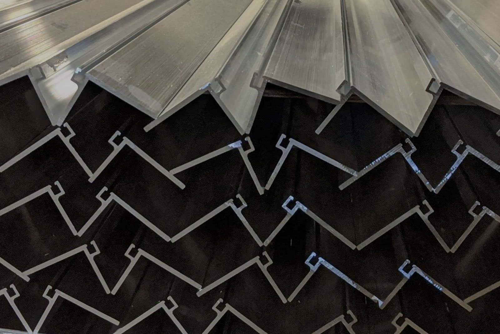 What are the differences between seamless and structural aluminum extrusions?